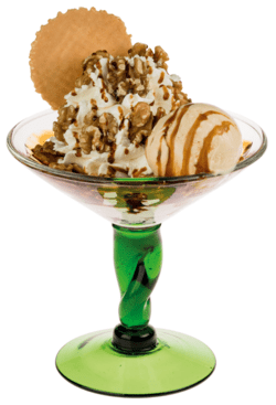 Nueces con nata, sirope de caramelo y helado