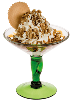Nueces con nata y sirope de caramelo